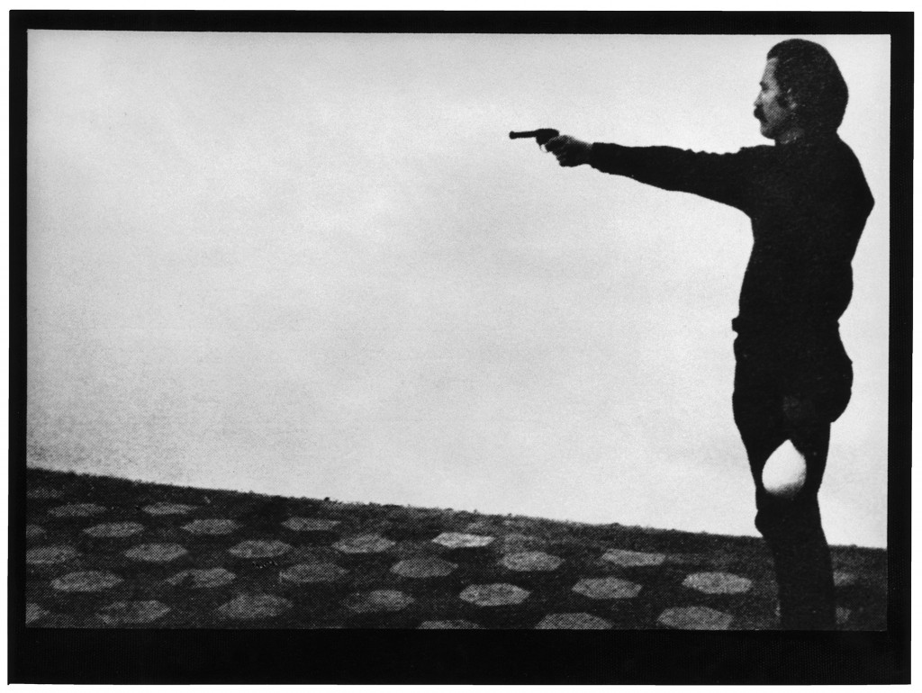 Ilija Šoškić, "Maksimalna energija - miminalno vreme", performans na izložbi-projektu "Mlijeko i svila", Galerija L'Attico, Rim, januar 1975. Foto: Lionello Fabri, ljubaznošću Fabio Sargentini, 1975.